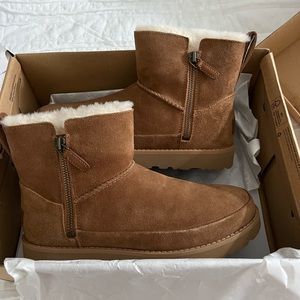 Short brown Uggs w zipper